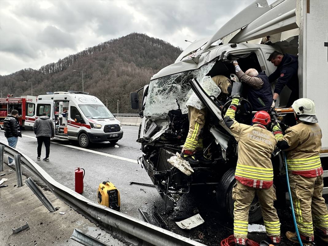 Kargo kamyonu önce TIR'a ardından bariyere çarptı, ekipler yardıma koştu 4